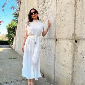 Dik Yaka Piliseli Yırtmaçlı Elbise